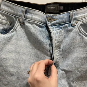 Torrid 5 Inch Mom Jean Premium Classic Denim Mid-Rise Short Size 16 thumbnail 5