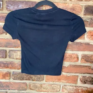 Aritzia TNA Black HomeStretch Rib Tune Waist Crop T-Shirt Women's Size 2XS thumbnail 8