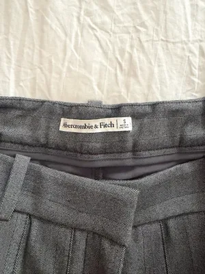 Abercrombie grey pleated mini skirt thumbnail 3