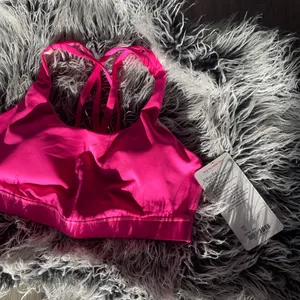 💖🆕Lululemon Sonic Hot Pink Energy Sports Bra ✨NWT✨ thumbnail 5