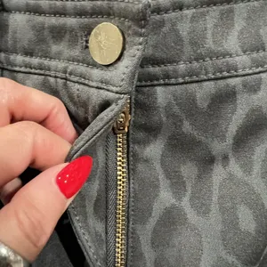 Worth New York 6 Pants Grey Leopard Print Stretch Straight Leg Tonal Casual Chic thumbnail 7