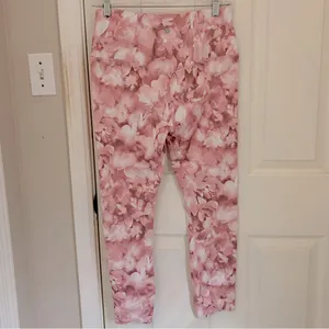 Harmony & Balance Cropped Pink Floral Leggings thumbnail 5