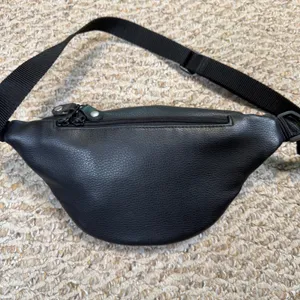 VTG Walt Disney World Mickey Mouse Black Faux Leather Waist Bag Fanny Pack thumbnail 2