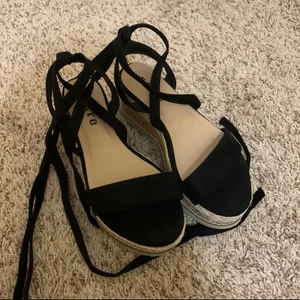 Pretty Little Thing women’s sandals thumbnail 2