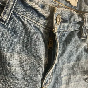 Abercrombie & Fitch Mid Rise Distressed Denim Bermuda Shorts Size 6 / 28 thumbnail 5