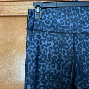 Zyia Active Stone Leopard Scrunchy Light n Luxe Leggings Size 8-10 Workout thumbnail 3