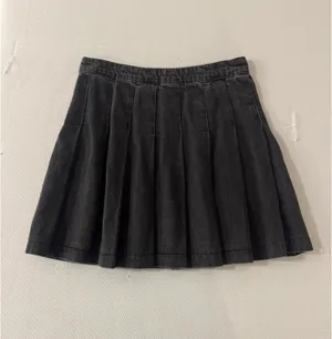 H&M Denim Pleated Skirt thumbnail 2