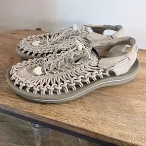KEEN UNEEK Sandals Womens 9.5 Beige Tan Cord Bungee Outdoor Gorpcore thumbnail 2