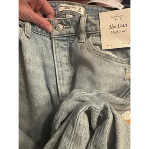 Abercrombie Jeans The Dad High Rise Curve Love, Ripped Wash 26/2S Distressed thumbnail 9