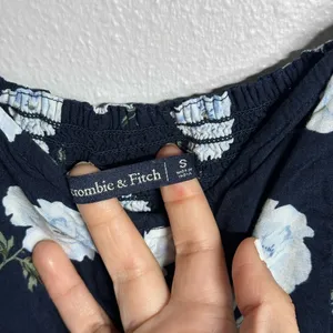 Abercrombie &‎ Fitch Women Casual Preppy Navy Blue Floral top Blouse size Small thumbnail 5