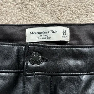 Abercrombie & Fitch Ultra High Rise Leather Pants Size 16 L Split Hem Skinny thumbnail 4