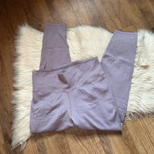GOOD AMERICAN Shine Seamless Leggings In Dusty Violet thumbnail 4