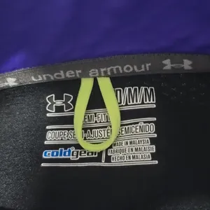 Under Armour -913 Women's Run Lightweight Jacket Black Purple Reflective‎ Medium thumbnail 2