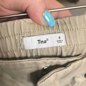 ✨Aritzia TNA Beige Cargo Sz Small Pants✨ thumbnail 11