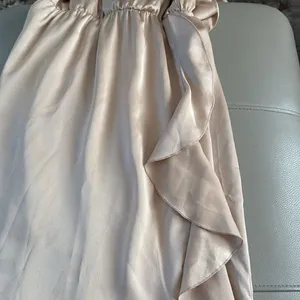 Show Me Your Mumu Samantha Ruffle Wrap Satin Midi Dress Champagne Small‎ thumbnail 10