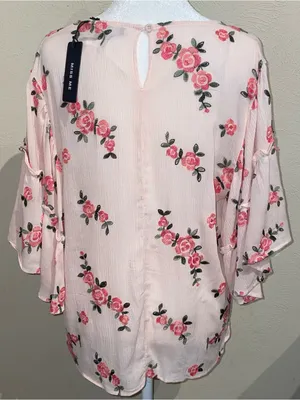 Miss Me Womens Size M NWT Pink Embroidered Rose Blouse Flutter Sleeve V-Neck Top thumbnail 3