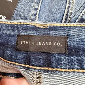 Silver Jeans Co Boyfriend Mid Rise Slim Leg Jeans Blue Medium Wash W30 L29 NEW thumbnail 5
