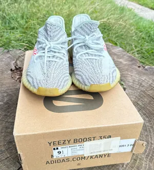 Adidas Yeezy Boost 350 V2 men’s shoes size 9.5 thumbnail 1