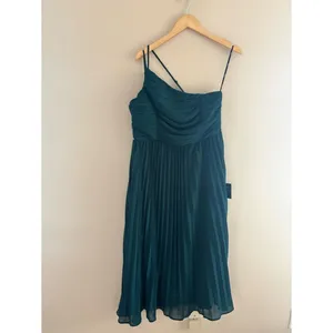 Lulus Wondrous Muse Emerald Pleated One-Shoulder Midi Dress Size XL NWT Wedding thumbnail 3