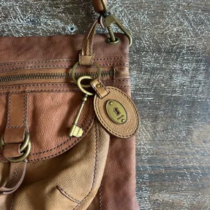 Vintage Fossil Sasha Crossbody‎ Bag Tan Cognac Pebbled Leather Brass Key thumbnail 3