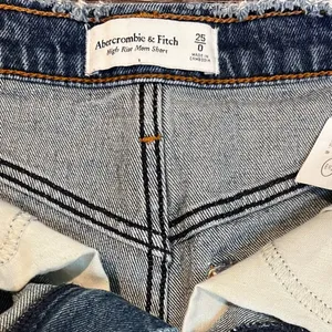 Mom Short High-Rise in Dark Wash, Size 0/25 thumbnail 4
