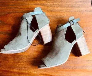 Kenneth Cole REACTION Women's Ankle Booties in army green size 8 thumbnail 1