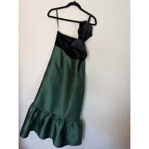 Petal & Pup Amelia One-Shoulder Velvet & Satin Midi Dress Emerald Black Sz L NEW thumbnail 3