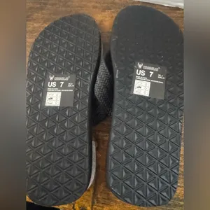 NWT KUAILU Black Rubber Flip Flops‎ Size 7 Women’s Lightweight Beach Sandals thumbnail 4