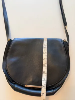 Cuyana mini saddle crossbody Bag , black leather, minimalist look thumbnail 5