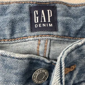 • GAP • Straight Leg Women's Jeans Light Wash Size 28/6 thumbnail 2