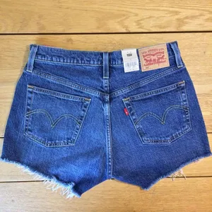 NWT Levi’s 501 Jean shorts 28 button-fly medium wash raw hem thumbnail 4