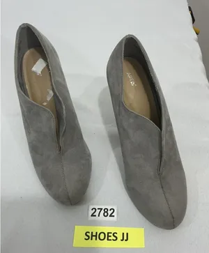 Womans Apt 9 Ellinore Size 10 M Gray Faux Suede Pull On Heel Ankle Bootie thumbnail 1