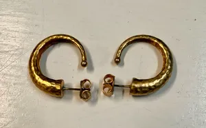Julie Vos medium Hammered Hoops earrings Gold thumbnail 5