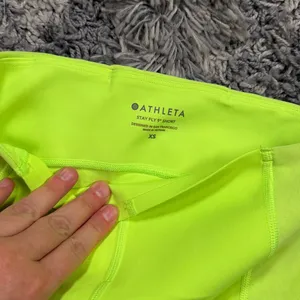ATHLETA Stay Fly 9" Short, EUC, xs, Yellow, Training / Runing/ Sport thumbnail 4