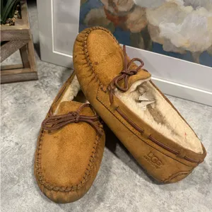 UGG Australia Women's Dakota 5612 Chestnut Sheepskin Moccasins Slippers Sz 8 thumbnail 2