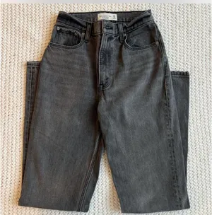 Abercrombie The 90s Straight Ultra High-Rise Jeans thumbnail 2