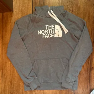 The North Face Women’s Hoodie Pullover thumbnail 1