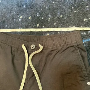 Vuori Women's Boot Cut Pants in Dark Brown thumbnail 4