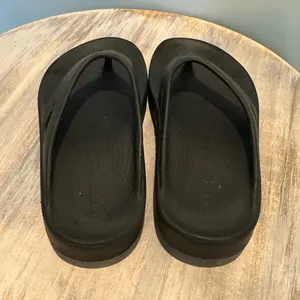 OOFOS original black sandal Unisex Men’s 5 Women’s 7 thumbnail 6