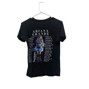 Ariana Grande Sweetener tour t-shirt size S thumbnail 2