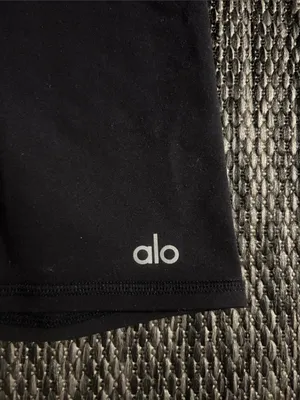 Alo Yoga High Waist Airbrush Biker Shorts 7” Compression thumbnail 4
