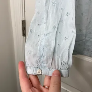 EUC J.Crew women’s pale light‎ blue embroidered ruffle long sleeve blouse small thumbnail 3