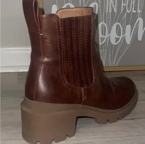 Universal Thread Naya Heeled Chelsea Boots- Brown thumbnail 8