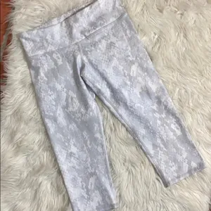 ALO yoga white python cropped leggings thumbnail 3