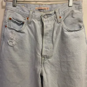 Levi’s Levis Womens Lt Blue Wash Denim Jeans 27 Ribcage Straight Ankle Distress thumbnail 2