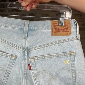 Levi’s | women denim shorts with embroidered flowers thumbnail 6