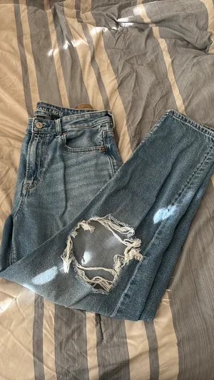 American Eagle Strigid Mom Jeans Ripped Distressed thumbnail 2