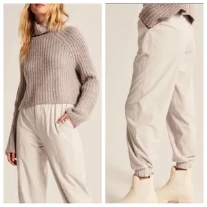 Abercrombie & Fitch Traveler Apres pant with jogger style bottom in cream L thumbnail 1