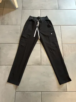 Figs High-Waisted Uman Relaxed Casual Scrub Trousers in Black thumbnail 2