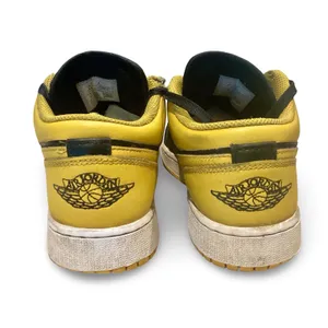 Air Jordan 1 Low SE Big Girls' Shoes thumbnail 6